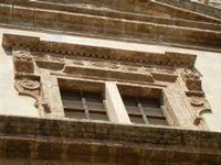  Chiesa del SS. Salvatore restaurata ed inaugurata a giugno 2011, dopo 43 anni di chiusura a seguito del terremoto del 1968 - particolare della facciata - 30 giugno 2011  - Alcamo (826 clic)