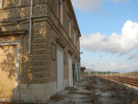 ex stazione ferroviaria - BRUCA - inserita il 18-Apr-14