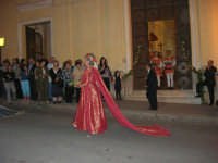  2° Corteo Storico di Santa Rita - Dinanzi la Chiesa S. Antonio - seconda uscita - Dama con i segni della Santa - 17 maggio 2008  - Castellammare del golfo (681 clic)