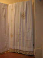  I edizione Per le antiche scale - All'interno dell'ex Chiesa di Maria SS. degli Agonizzanti - sec. XVII - (aula consiliare), mostra artigianale del ricamo - 16 settembre 2007  - Castellammare del golfo (849 clic)