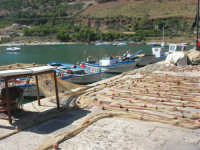  al porto: le reti, le barche dei pescatori - 2 ottobre 2007  - Castellammare del golfo (855 clic)
